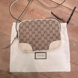 GUCCI White Bree Leather &
GG Fabric Camera bag